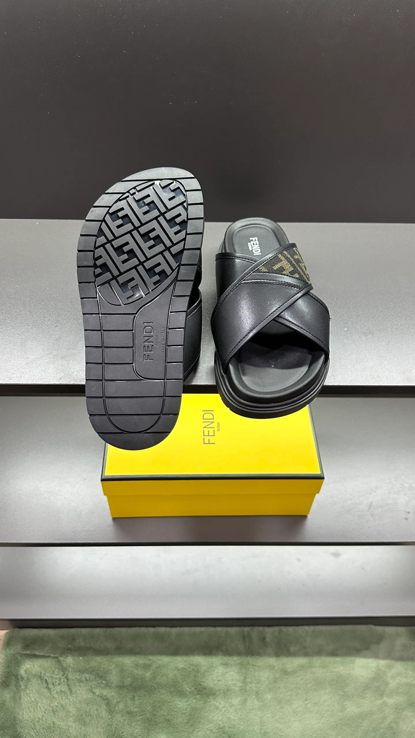 P300 [Fendi Slippers] High-end men's shoes brand, official website 1:1 latest masterpiece: original mold customization, fabrics made of imported original materials, upgraded outsole, lighter and non-slip. The market's top quality, simple yet tasteful, a must-have for fashionistas, fashionable at your feet, full of confidence, the same style at the counter 👍The season of summer slippers is here. Code: 38-45, 46 order